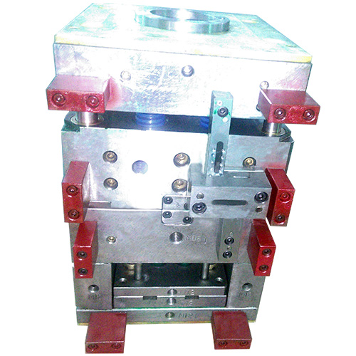 Three-plate mold with latch