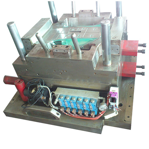 Valve gate hot runner mold
